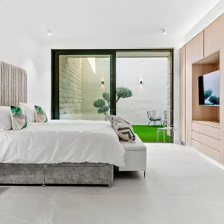 Incredible Six Bedroom Frontline 287 Aperion, Panoramic Sea Views, Aphrodite Hills Willa *