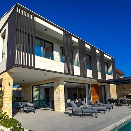 Incredible Six Bedroom Frontline 287 Aperion, Panoramic Sea Views, Aphrodite Hills Vila *